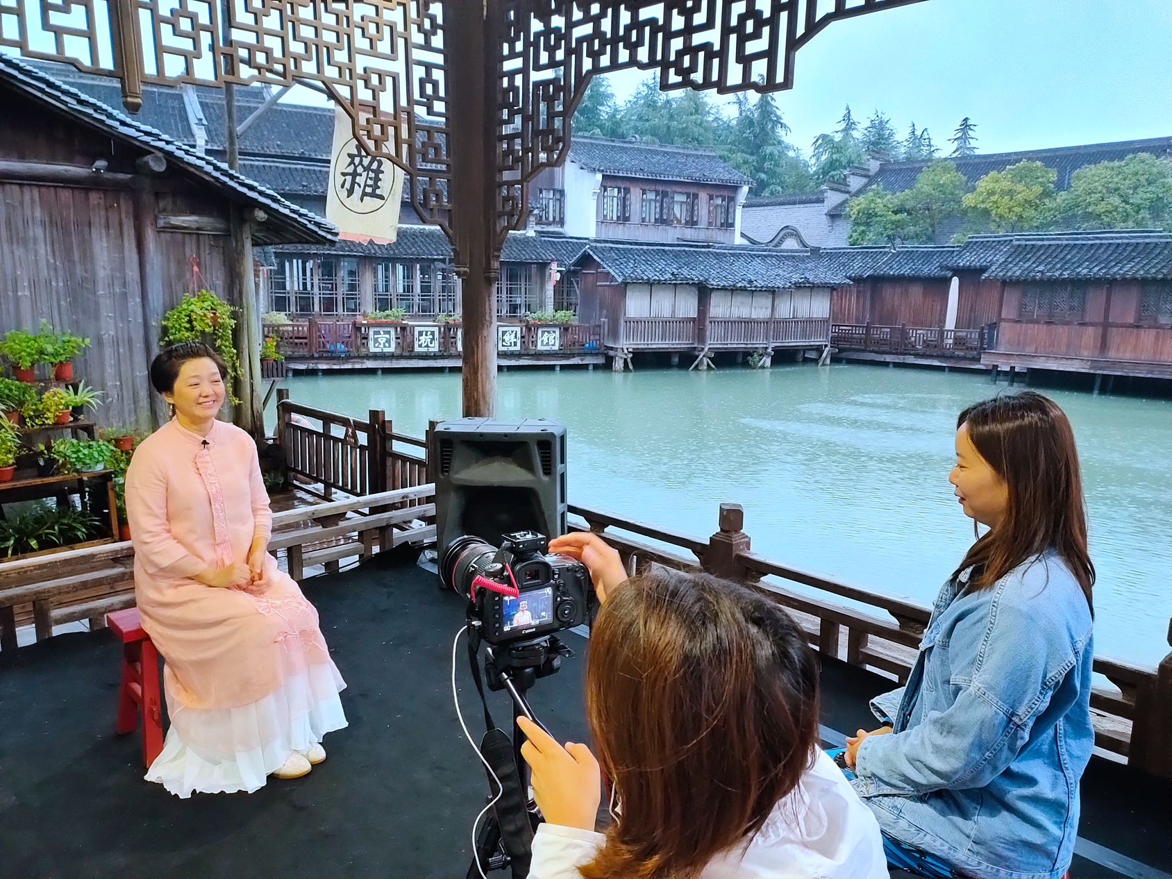 厦门欧厝南音泥土计划负责人吕韶风接受中国中央电视台九套“英文频道”采访组专访