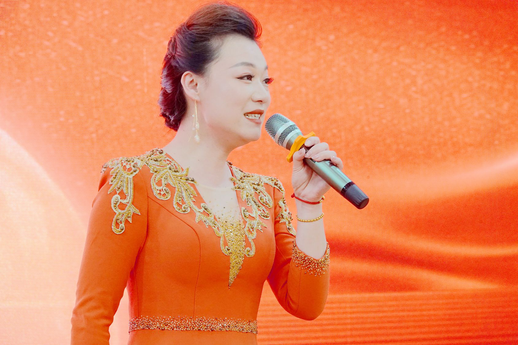 《幸福中国一起走》演唱者：李玮芳，中国泉州市歌舞剧团优秀歌唱演员