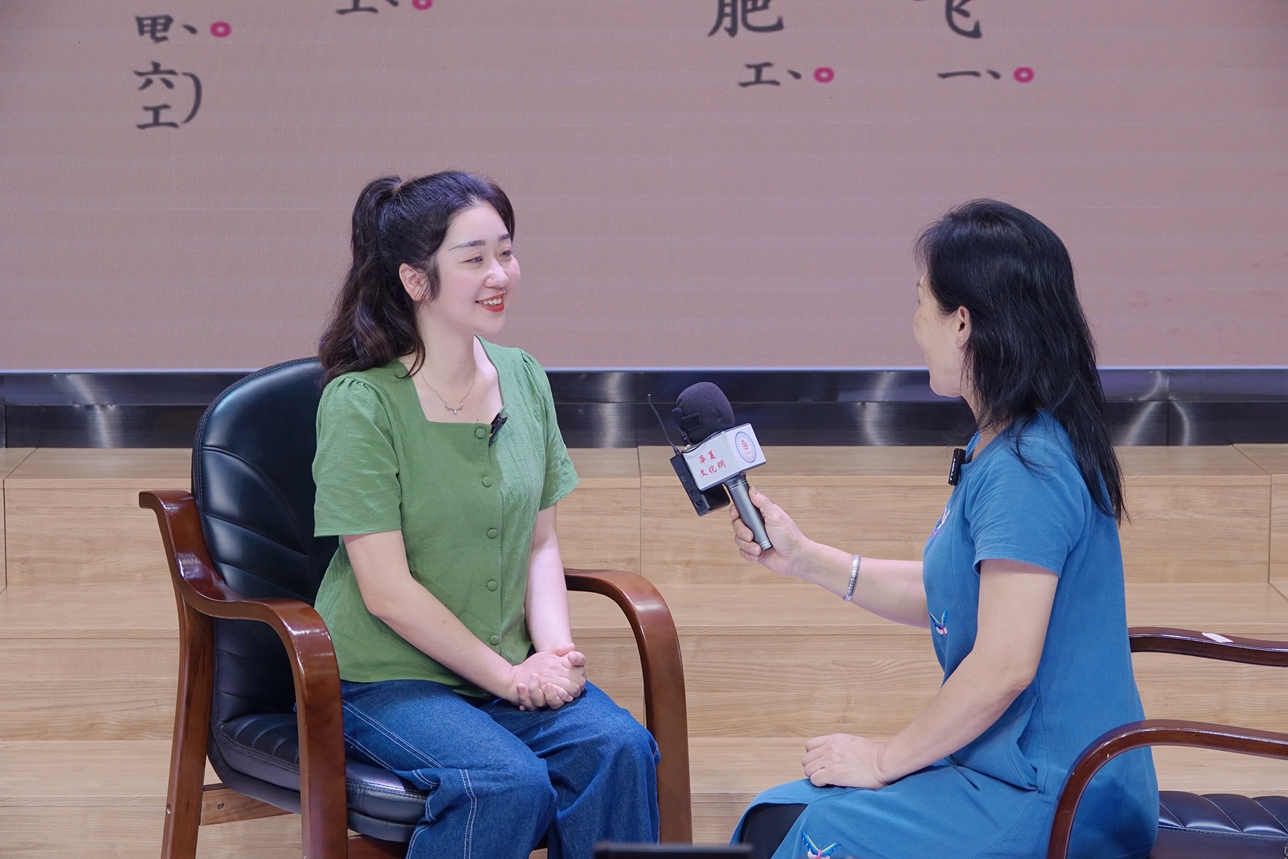 厦门市思明区观音山音乐学校德育处副主任刘俊娟接受中国华夏文化网记者林素梅专访